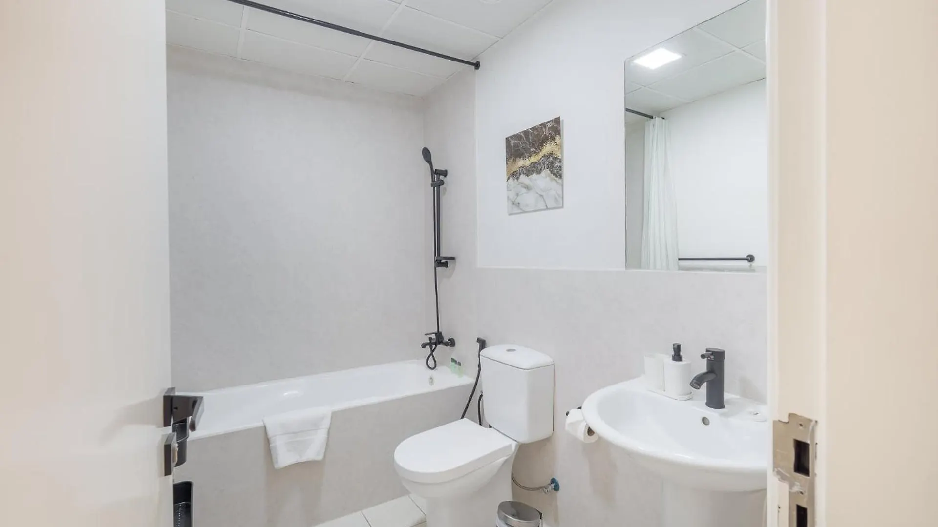 Stylish And Spacious Apartment In Vibrant Jvc, دبي الإمارات العربية المتحدة