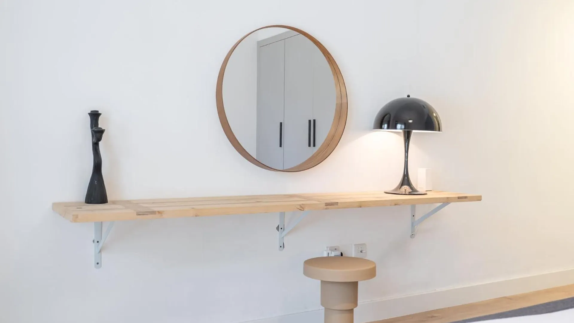 Stylish And Spacious Apartment In Vibrant Jvc, דובאי