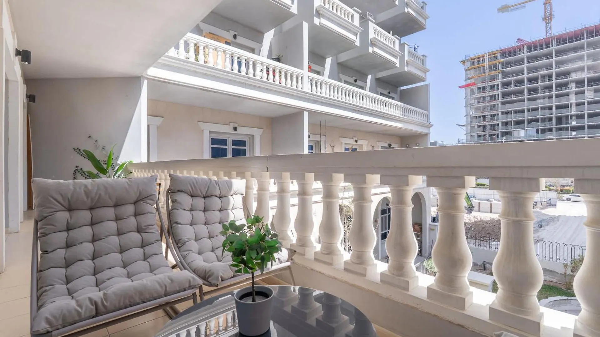 Stylish And Spacious Apartment In Vibrant Jvc, دبي 0*,