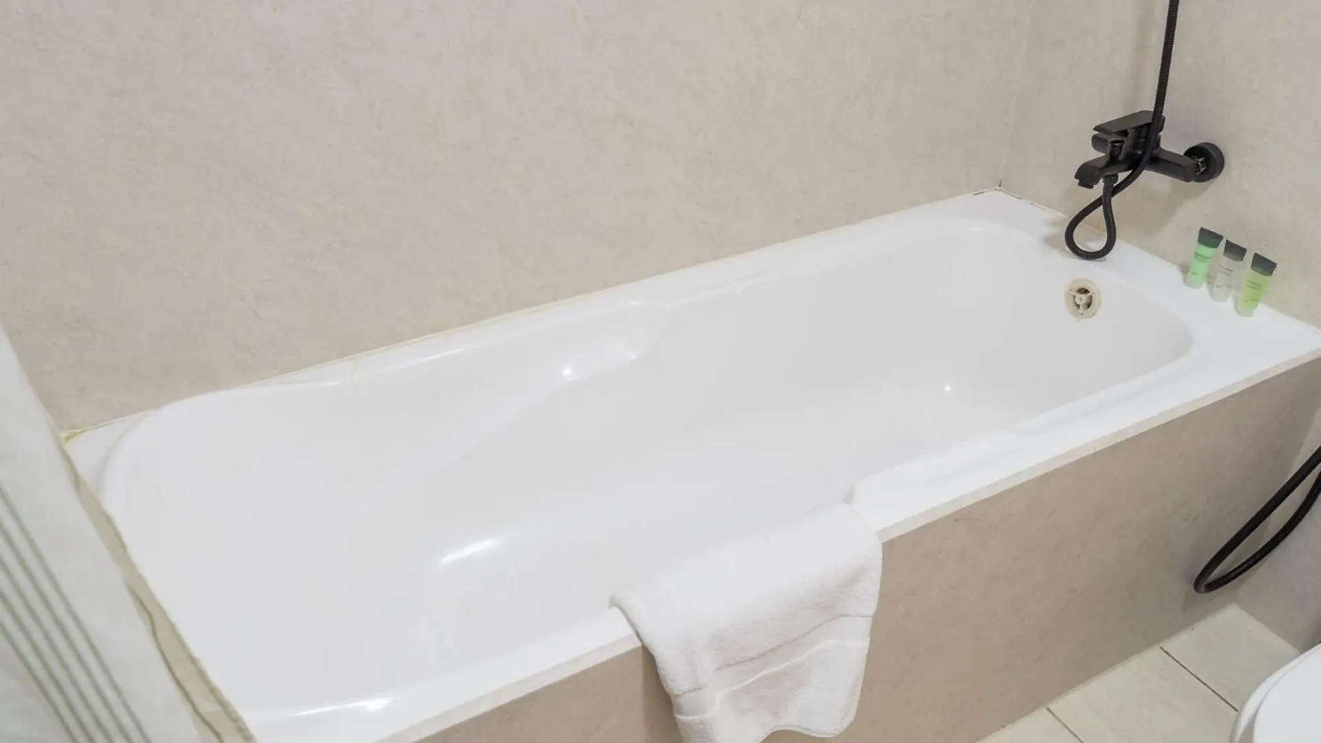 Stylish And Spacious Apartment In Vibrant Jvc, دبي