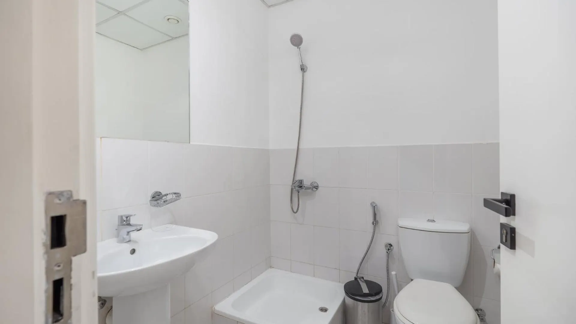 Stylish And Spacious Apartment In Vibrant Jvc, دبي