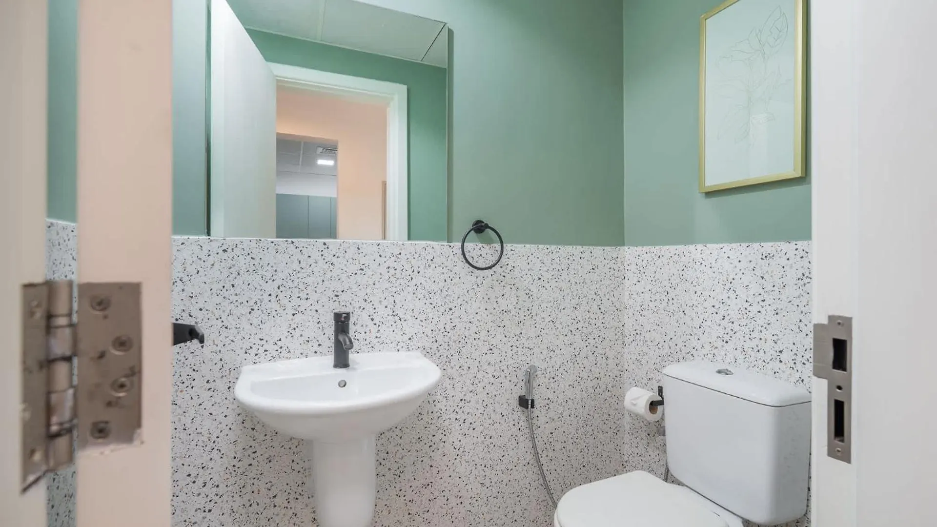 Stylish And Spacious Apartment In Vibrant Jvc, Dubai